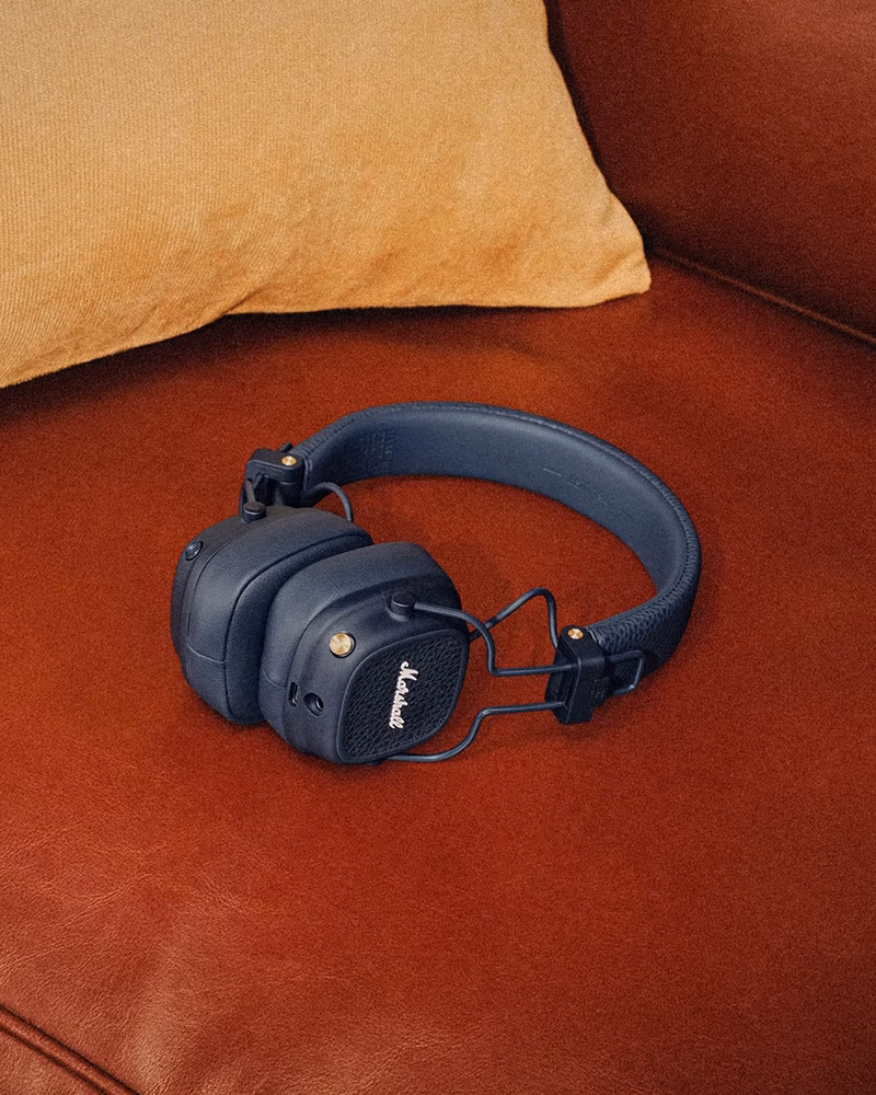 Бездротові навушники Marshall Major V Midnight Blue лежать на дивані